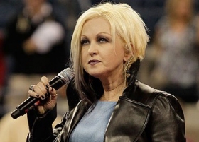 Cyndi Lauper fails singing the National Anthem at U.S. Open