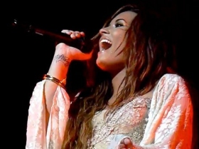 Demi Lovato performed Lil Wayne's ballad 'How To Love'