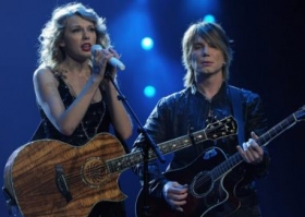 Taylor Swift delivers 'Iris' with Goo Goo Dolls guitarist Johnny Rzeznik