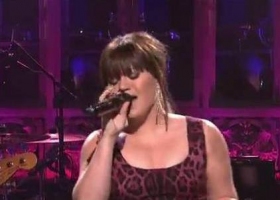 Kelly Clarkson makes memorable performance on SNL