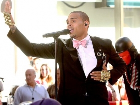Video performance: Chris Brown and a record-crowd on 'Today' Show