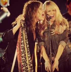 Carrie Underwood and Aerosmith duet for Can't Stop Loving You