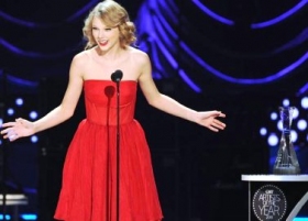 Country cuite Taylor Swift honored with CMT Artist of the Year