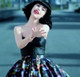 Kimbra premiered new clip Two Way Street featuring feathers and fireworks