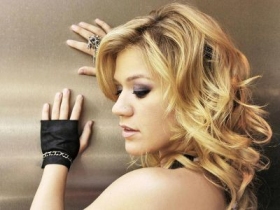 Kelly Clarkson released new single 'Tell Me A Lie'