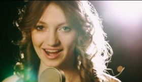 'Hunger Games' actress Jacqueline Emerson premieres new song and video 'Catch Me If You Can'