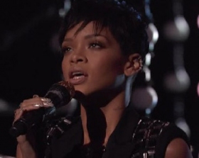Rihanna performs Diamonds on The Voice Season finale