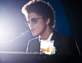 Bruno Mars premieres When I Was Your Man music video
