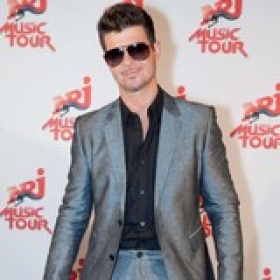 Robin Thicke Can’t Keep His Hands to Himself