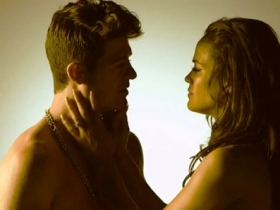 Video premiere: Robin Thicke has a bedroom escape in 'Love After War' clip
