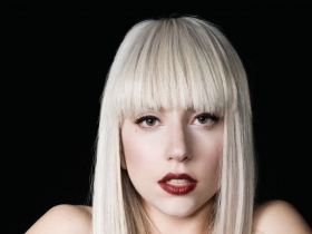 Gaga shocks pops in a drag club