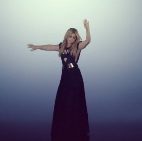 Kelly Clarkson premieres new video Catch My Breath