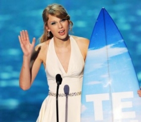 2011 Teen Choice Awards: Taylor Swift tops with 5 trophies!