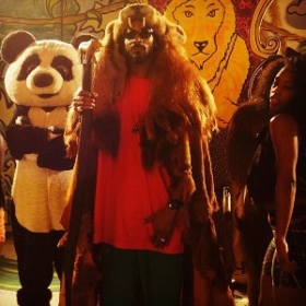 Snoop Dogg premieres new video music La La La