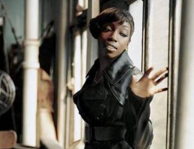 Estelle Debuted new romantic song and video 'Back To Love'